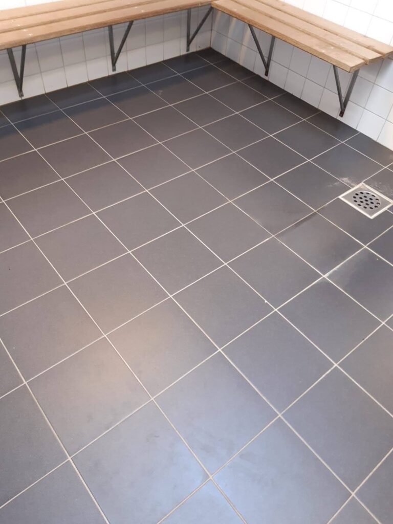 Vloerrenovatie kleedkamer over bestaande tegels