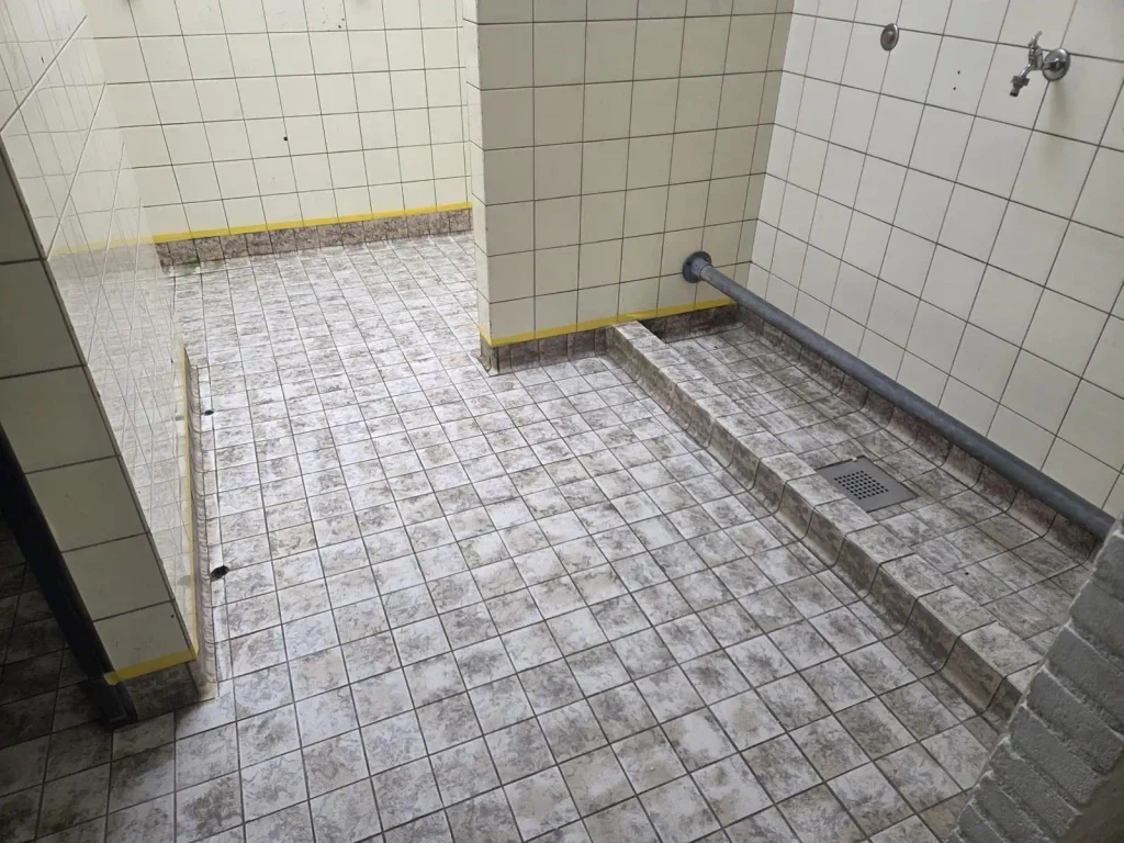 Vloerrenovatie kleedkamer over bestaande tegels