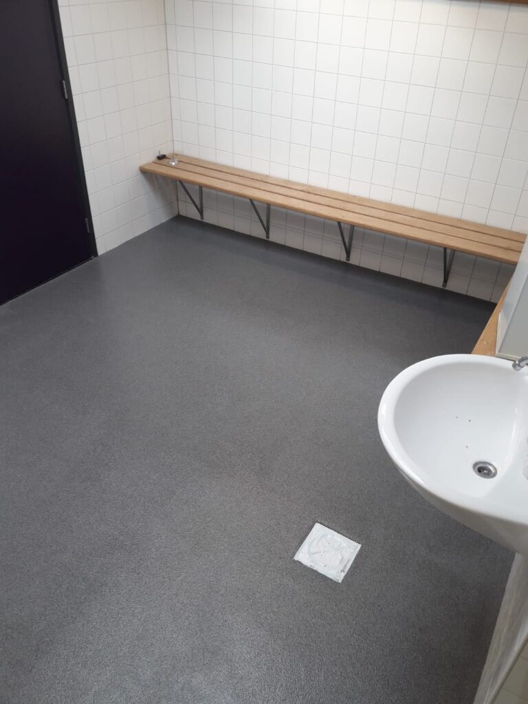 Vloerrenovatie kleedkamer over bestaande tegels