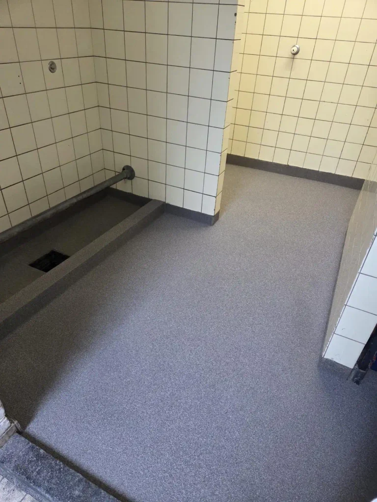 Vloerrenovatie kleedkamer over bestaande tegels
