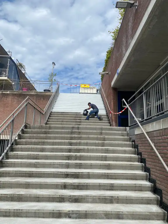 Aanbrengen PMMA op buitentrap