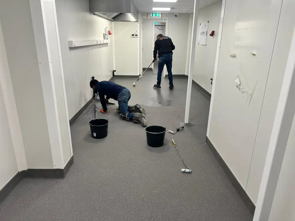 PMMA keukenvloer voor restaurant in Amersfoort - aanbrengen van de vloer